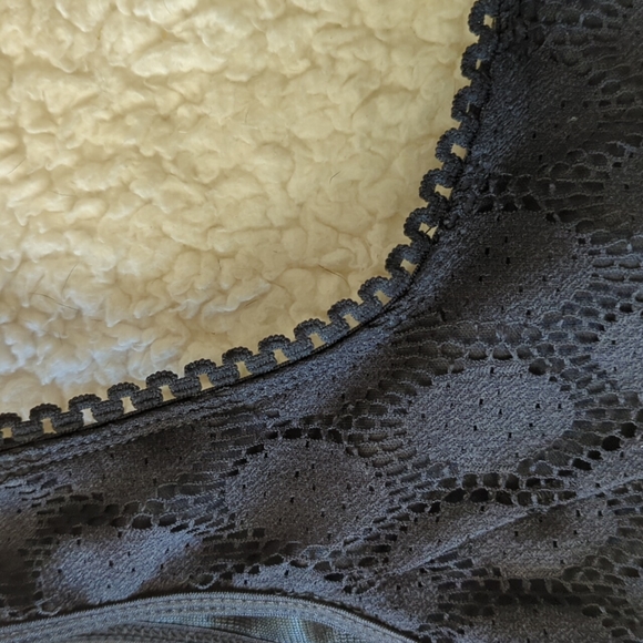 Extra large lace sleeveless top. Fully lined. - Picture 3 of 4